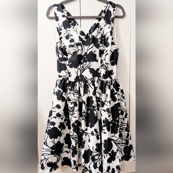 ELLE, Floral fit and flare Dress. Size 8. - Picture 3 of 11